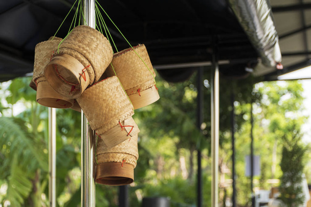 на сталевій рейки. Плетені покласти липку рису, Таїланд - Фото, зображення