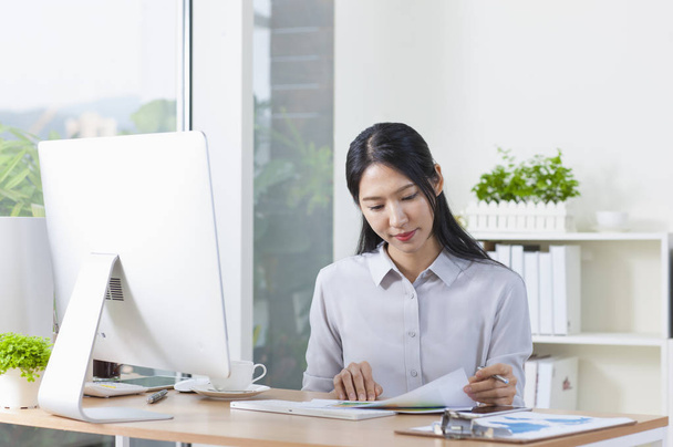 Asian business woman working in office - Foto, Imagem