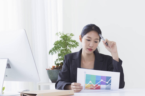 Asian business woman working in office - Фото, зображення