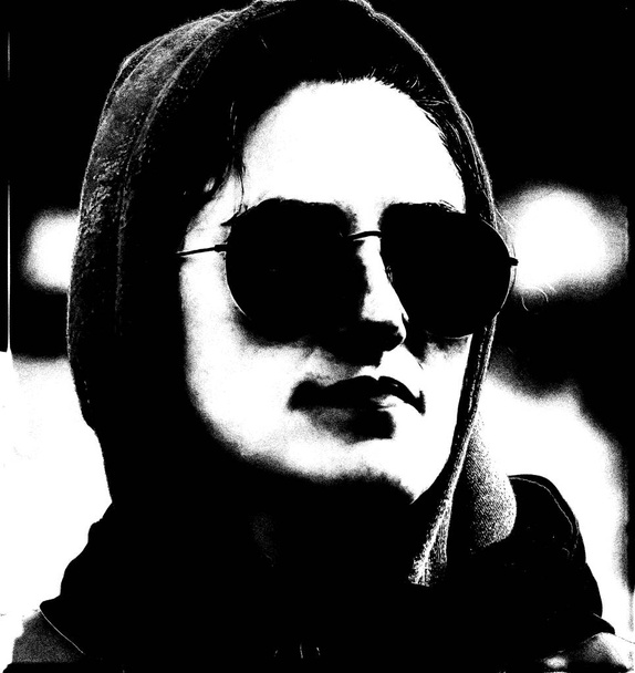 Nő fekete napszemüvegben - Fotó, kép