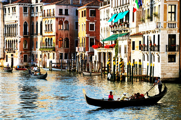γόνδολες σε μεγάλο κανάλι στη Βενετία, Ιταλία - Φωτογραφία, εικόνα