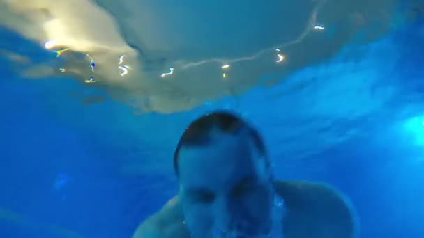 El hombre está nadando bajo el agua con los ojos cerrados
 - Metraje, vídeo