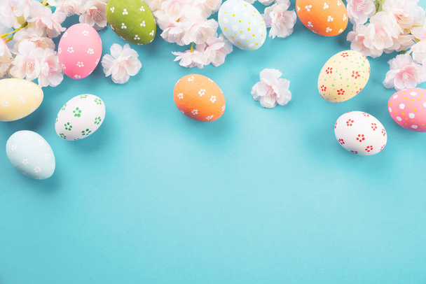 Frohe Ostern! Reihe Ostereier auf grünem Pastell-Hintergrund. - Foto, Bild