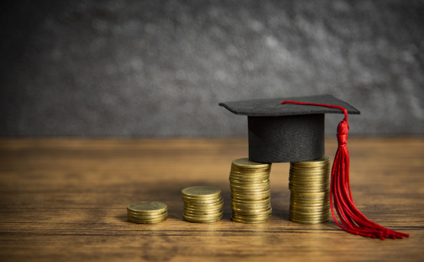 Концепція освіти стипендії з випускною кепкою на гроші монети
 - Фото, зображення