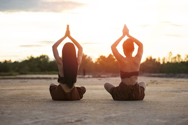 Atardecer yoga mujer trasero en naturaleza al aire libre fondo
  - Foto, Imagen