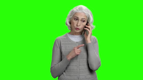Mujer mayor hablando en el teléfono móvil
. - Imágenes, Vídeo