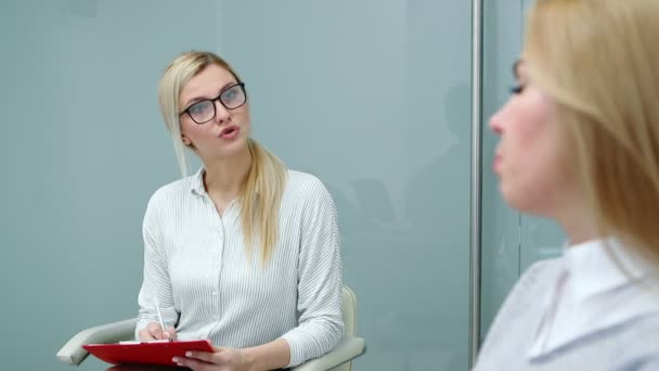 Psycholog jest uważnie słuchać kobieta klient mówi o jej problemy w terapii. - Materiał filmowy, wideo