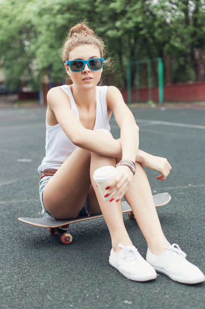 girl with a skateboard - Фото, зображення