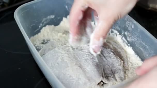 Revêtement de plie dans la farine après nettoyage et éviscération dans le cadre de la préparation du poisson de mer pour la cuisson et la friture
 - Séquence, vidéo