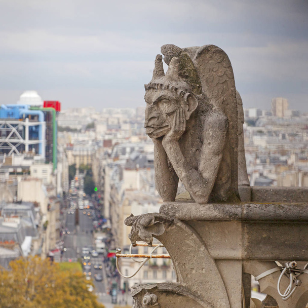 Mityczne stworzenie gargulec na dachu katedry Notre Dame de Paris. Widok z wieży. - Zdjęcie, obraz
