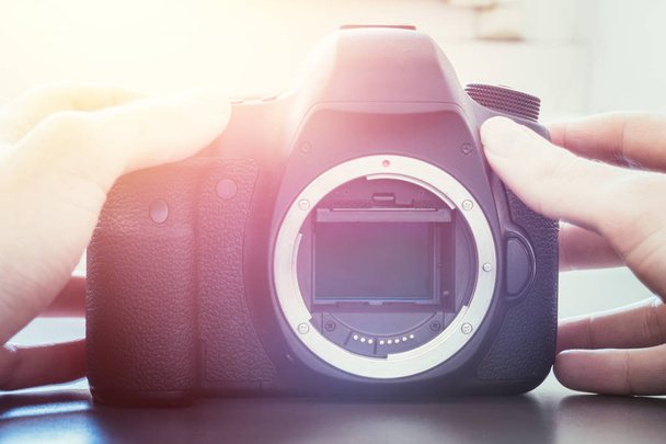 Фотограф использует профессиональную камеру, открытый сенсор и солнце
 - Фото, изображение