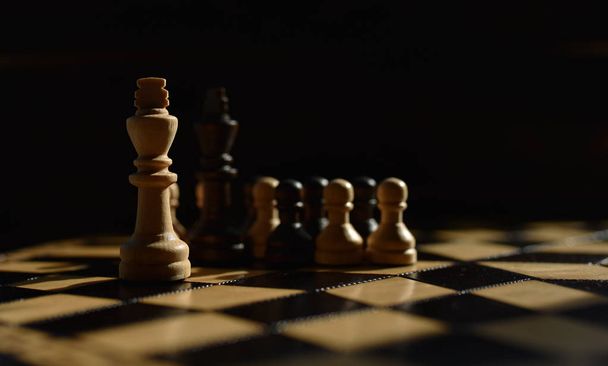 drewniany zestaw szachowy na szachownicy - Zdjęcie, obraz