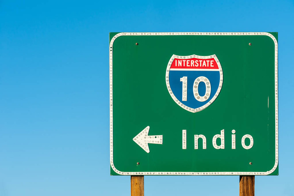 インディオ、カリフォルニア、フェスティバルの街、I-10州間高速道路、アメリカ合衆国への方向標識 - 写真・画像
