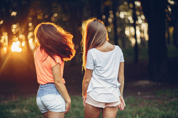 Yaz parkında iki güzel kız - Fotoğraf, Görsel