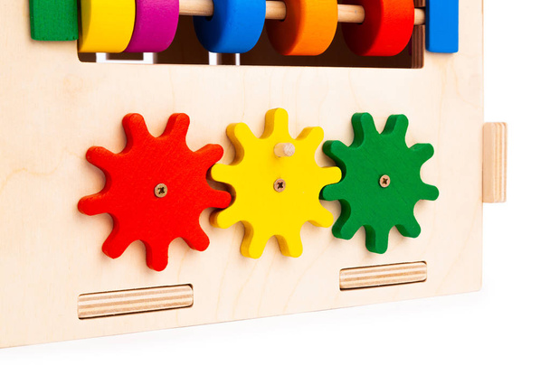 Tablero ocupado ecológico de madera: juguete educativo para niños, bebés sobre un fondo blanco aislado, que consta de piezas de rompecabezas de madera multicolor, laberinto, equipo, clasificador
 - Foto, Imagen