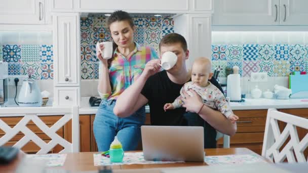 Szczęśliwa rodzina w kuchni w godzinach porannych - Materiał filmowy, wideo