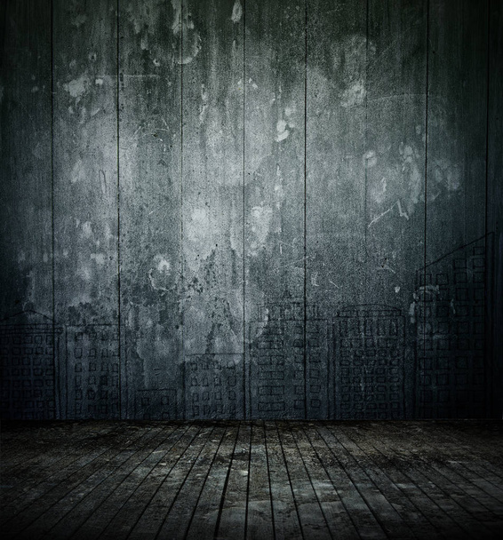 Пустой интерьер комнаты, старая пятнистая бетонная стена, грязный деревянный пол
 - Фото, изображение