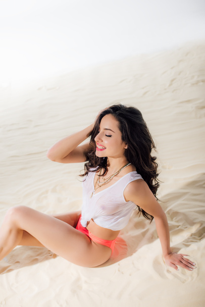 schöne sexy Mädchen in nassen Top lächelnd und posiert am Strand - Foto, Bild