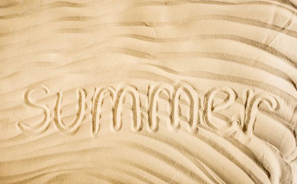 Widok z góry słowa lato napisane na faliste piasek  - Zdjęcie, obraz