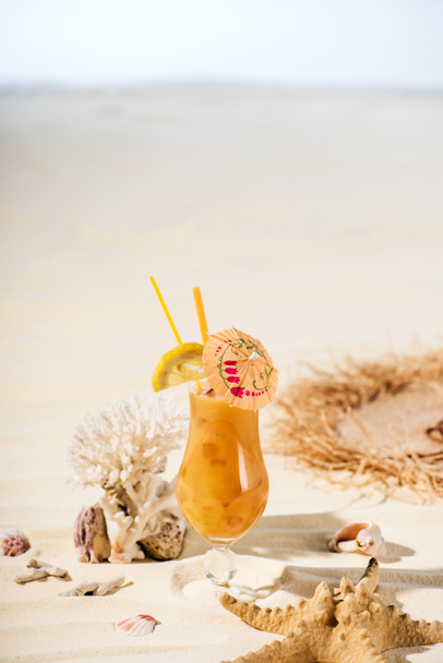 cocktail, starfish, coral and sea stones on sandy beach with copy space - Fotografie, Obrázek