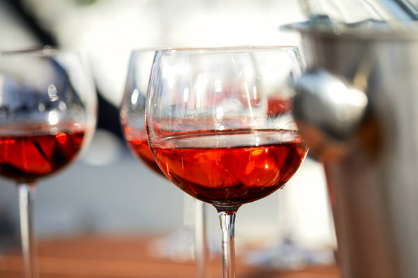 glasses of wine in bright sunlight , close-up  - Foto, Bild
