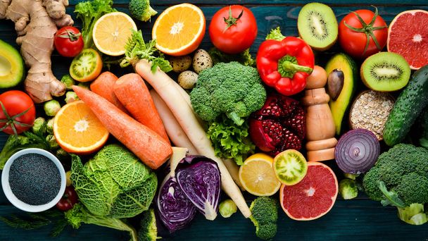 Terveellistä luomuruokaa sinisellä puupohjalla. Vihanneksia ja hedelmiä. Huippunäkymä. Vapaa kopiotila
. - Valokuva, kuva