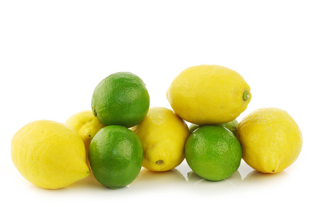 Colorida fruta fresca de limón y limón
 - Foto, Imagen
