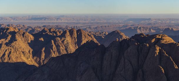Egipto. Monte Sinaí por la mañana al amanecer. (Monte Horeb, Gabal Musa, Moisés Monte). Lugar de peregrinación y famoso destino turístico
. - Foto, Imagen