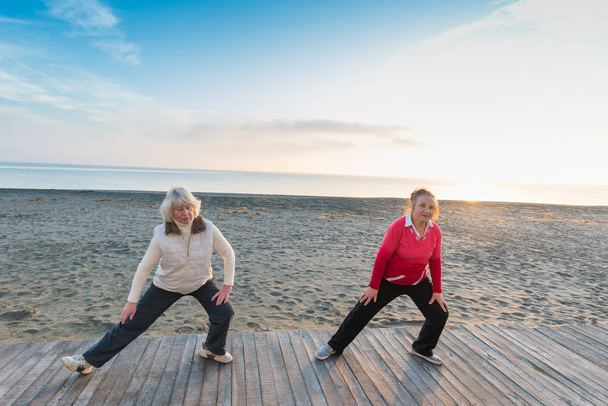 due donne anziane allenamento all'aperto
 - Foto, immagini