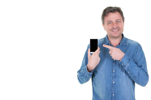 мужчина средних лет указывает пальцем на черный пустой экран смартфона
 - Фото, изображение