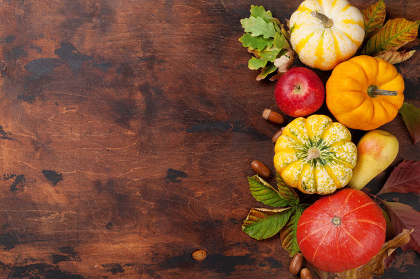 syksyllä asetelma kurpitsojen ja hedelmien kanssa - Valokuva, kuva