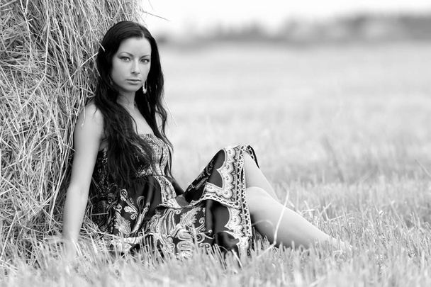 giovane donna libera in un campo con fieno
 - Foto, immagini