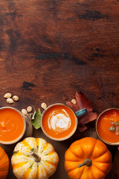 Autumn vegetarian pumpkin cream soup - Foto, Imagen