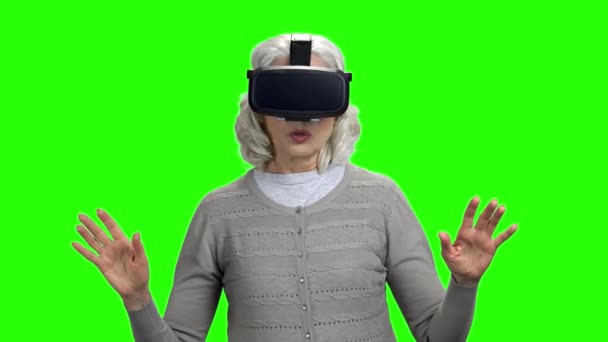 Öregasszony visel virtuális valóság szemüveg. - Felvétel, videó