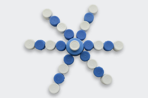 Фигура имитации цветок из пластиковых колпачков изолировать на белом фоне
 - Фото, изображение