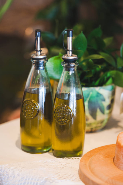 Стеклянная бутылка со свежим оливковым маслом
 - Фото, изображение