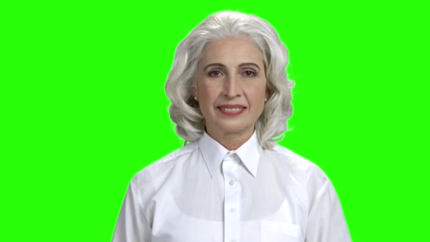 A zöld képernyőn vezető nő portréja. - Felvétel, videó