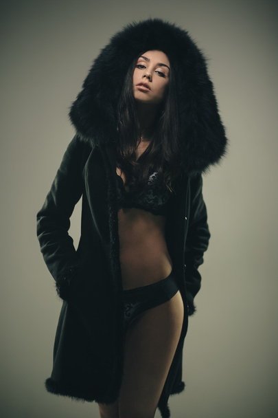 Sensual young brunette in fur - Foto, Bild