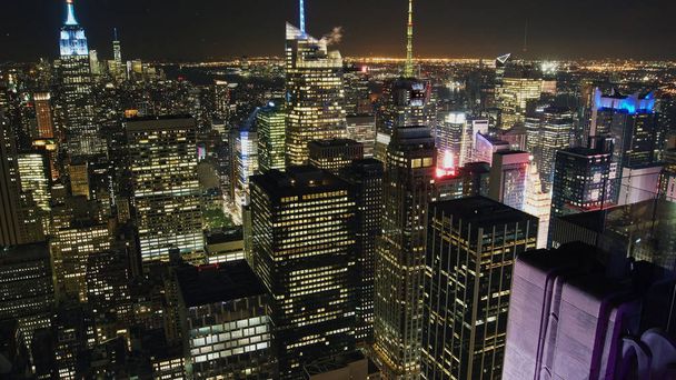 New York, Usa: Aerial view of Manhattan keskikaupunki ja keskustan pilvenpiirtäjiä ar auringonlasku ja hämärässä
 - Valokuva, kuva