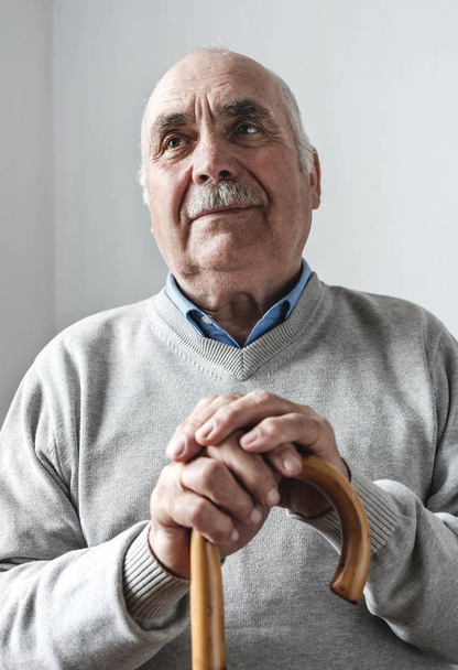 Hombre mayor nostálgico con bastón o bastón
 - Foto, imagen