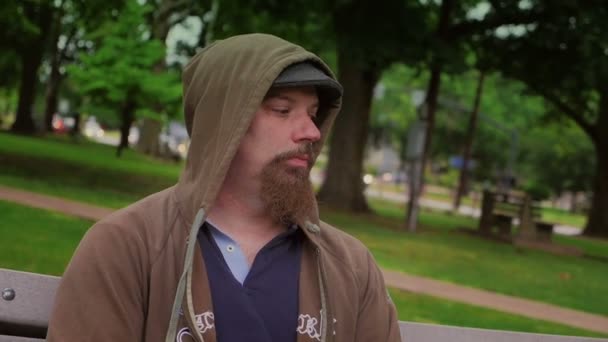 Homem sem-abrigo no banco do parque
 - Filmagem, Vídeo