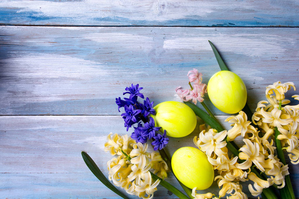 Huevos de Pascua y flores de primavera jacinto
 - Foto, Imagen