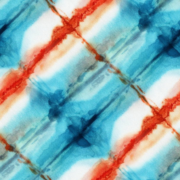 Απρόσκοπτη βαφή γραβάτας σε μπλε και πορτοκαλί χρώμα σε λευκό μετάξι. Χειροποίητα υφάσματα ζωγραφικής - οζώδης μπατίκ. Βαφή Shibori.  - Φωτογραφία, εικόνα