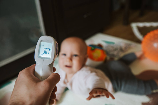 temperature measurement in a child, illness, 36.7 - Foto, imagen