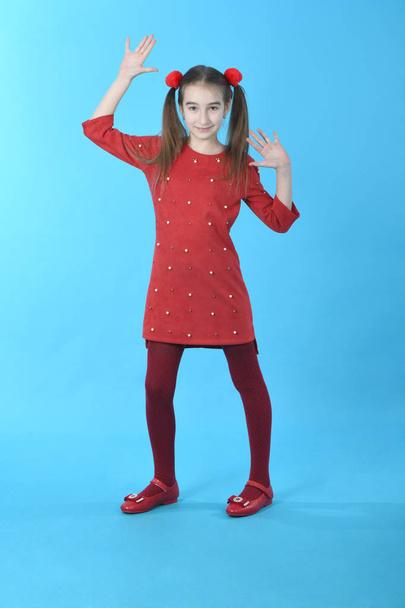 Full length studio photo girl indossa abito rosso in piedi
 - Foto, immagini