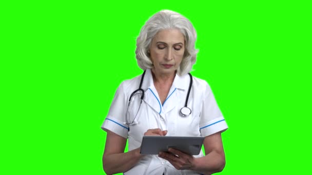 Уверенная женщина-врач с помощью цифрового планшета. - Кадры, видео