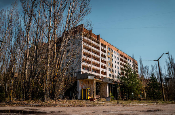 Velha casa abandonada na cidade fantasma de Pripyat, Ucrânia. Consequências de uma explosão nuclear na central nuclear de Chernobil
 - Foto, Imagem