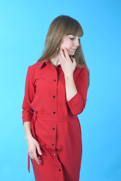 όμορφη νεαρή γυναίκα με κόκκινο φόρεμα  - Φωτογραφία, εικόνα