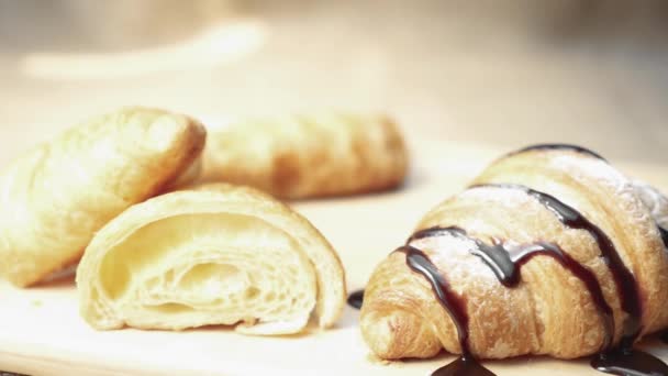 Croissant suklaakastikkeella puulautasella
 - Materiaali, video