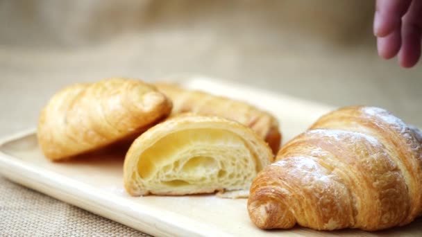 Croissant raccolta a mano per la colazione
 - Filmati, video
